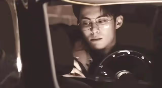 曝當紅男星豪車上假牌照，交警火速將其拖走，網友出面力挺引熱議