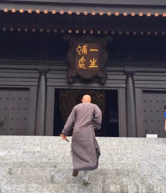 港星林偉亮近照曝光，出家13年樣貌變祥和，曾與周海媚鬧緋聞