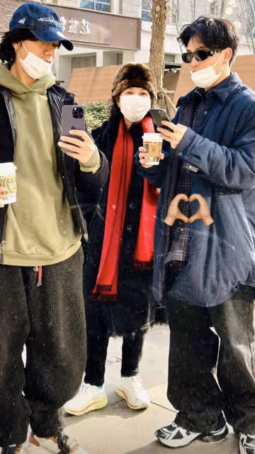 陳坤兒子回國曬祖孫三代同框照，陳尊佑長得像奶奶，和爸爸似兄弟
