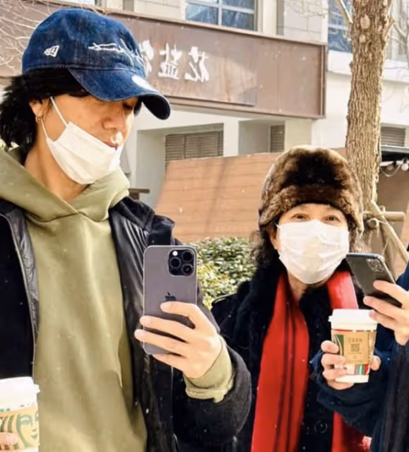 陳坤兒子回國曬祖孫三代同框照，陳尊佑長得像奶奶，和爸爸似兄弟