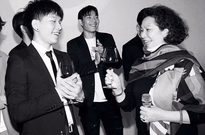 陳坤兒子回國曬祖孫三代同框照，陳尊佑長得像奶奶，和爸爸似兄弟