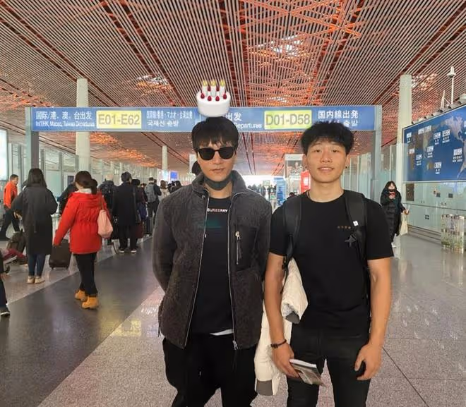 陳坤兒子回國曬祖孫三代同框照，陳尊佑長得像奶奶，和爸爸似兄弟