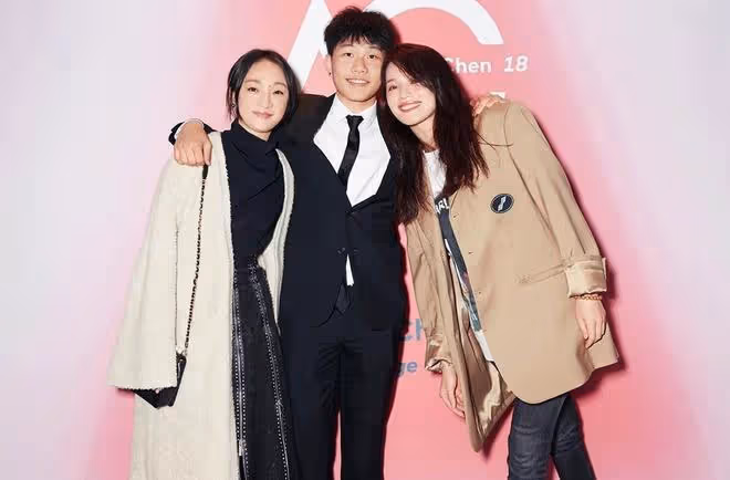 陳坤兒子回國曬祖孫三代同框照，陳尊佑長得像奶奶，和爸爸似兄弟