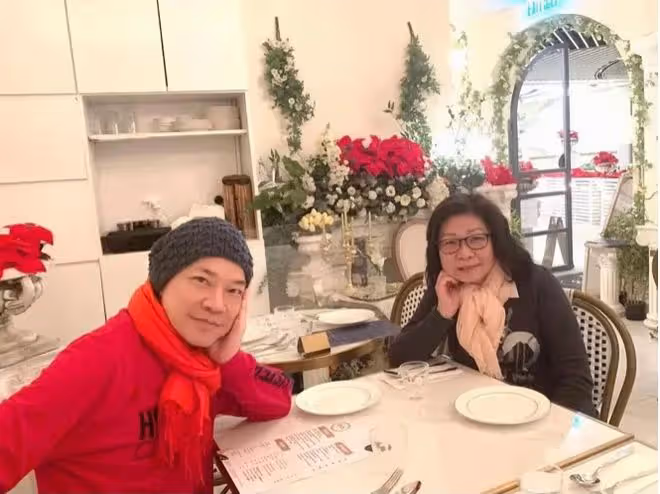 主持人洪超峰自曝近況：精神狀態很好，臉色紅潤，似乎恢復得很好