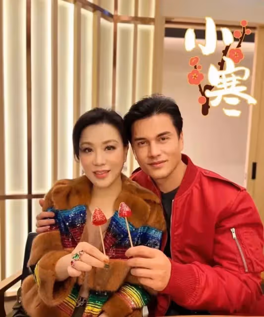 呂良偉兩口子現狀引熱議，兩人緊緊依偎在一起，保養的不是一般好