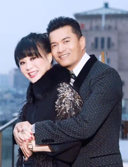 呂良偉兩口子現狀引熱議，兩人緊緊依偎在一起，保養的不是一般好