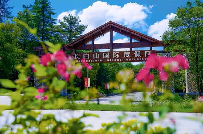 兩大首富兵敗長白山：一個賣水虧掉40億，一個花200億建「空城」