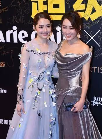 馬蘇郭碧婷同穿拖地連衣裙, 看到倆人上身效果, 女明星和豪門差距