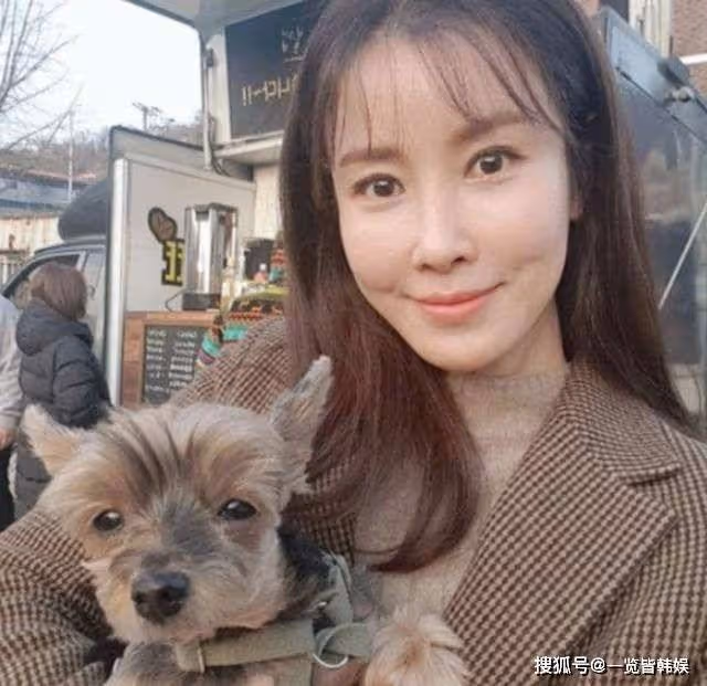李泰蘭現身畫展美麗動人 嫁富豪被寵成公主 結婚多年未育引質疑