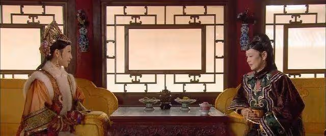 甄嬛傳：誰看懂了？甄嬛離宮後，宜修看到芳若，為何如此擔心？