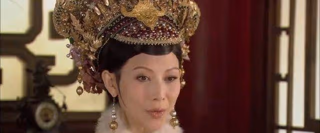 甄嬛傳：誰看懂了？甄嬛離宮後，宜修看到芳若，為何如此擔心？