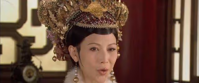 甄嬛傳：誰看懂了？甄嬛離宮後，宜修看到芳若，為何如此擔心？