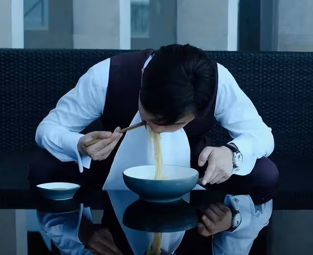 包貝爾頂替鹿晗出演的熱劇，成功轉型獲好評，王迅卻靠實力大火