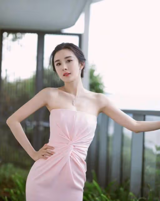楊冪又現尤物身材，這次大膽挑戰「浴巾裙」，身材真好