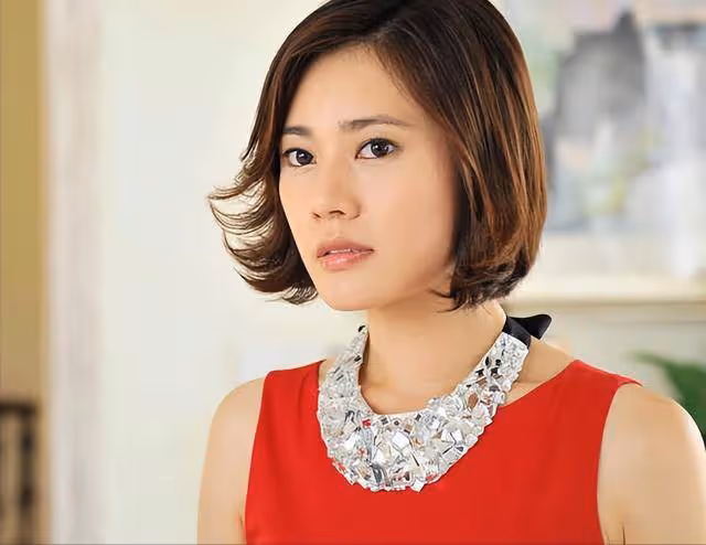 秋瓷炫18歲美照，模樣清秀盡顯好身材，網友：於曉光賺大了