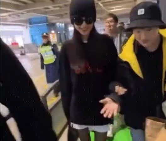 本以為孫怡的腿最完美，看到機場無修圖後，再也不羨慕了