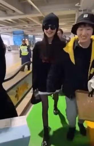 本以為孫怡的腿最完美，看到機場無修圖後，再也不羨慕了