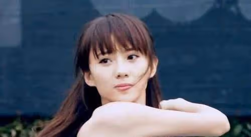 有種「整容」叫愛情公寓諾瀾，穿上銀白蕾絲透視裙，美到高攀不起