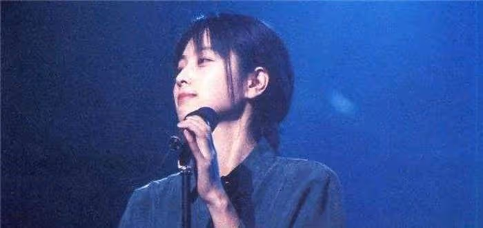 她是顏值最高的女歌手， 一首歌火了27年， 如今已被寫入教科書！