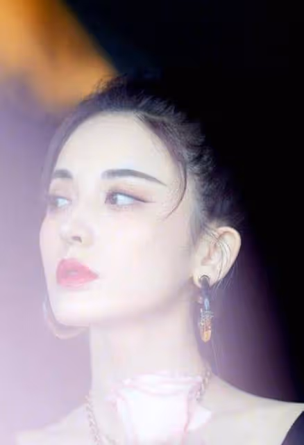 古力娜扎一襲黑色弔帶裙，少女感十足，纖細身材美的有氣質