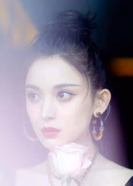 古力娜扎一襲黑色弔帶裙，少女感十足，纖細身材美的有氣質