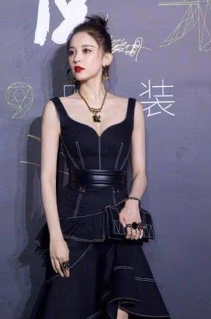 古力娜扎一襲黑色弔帶裙，少女感十足，纖細身材美的有氣質