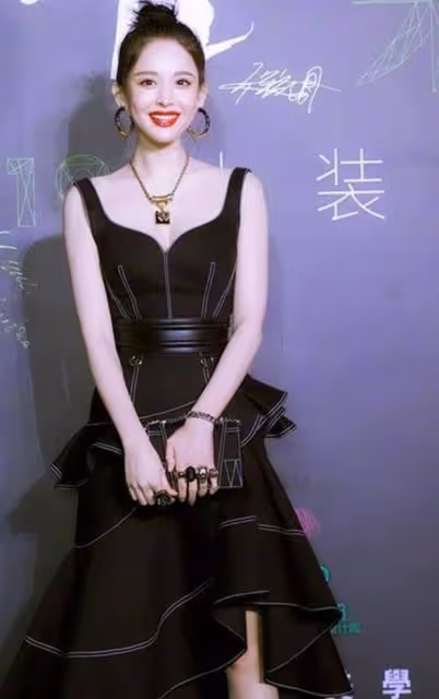 古力娜扎一襲黑色弔帶裙，少女感十足，纖細身材美的有氣質