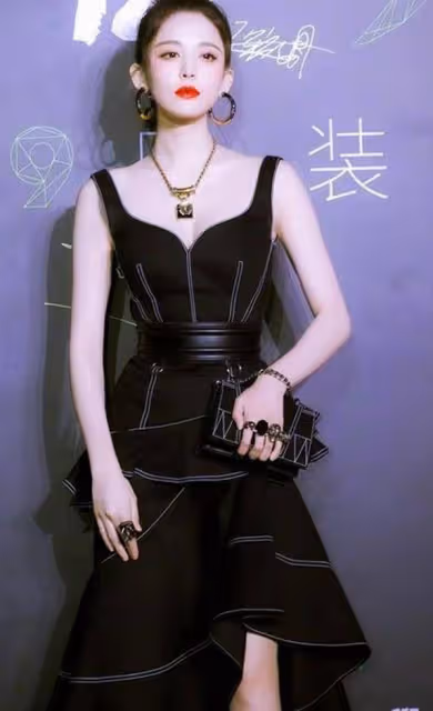 古力娜扎一襲黑色弔帶裙，少女感十足，纖細身材美的有氣質