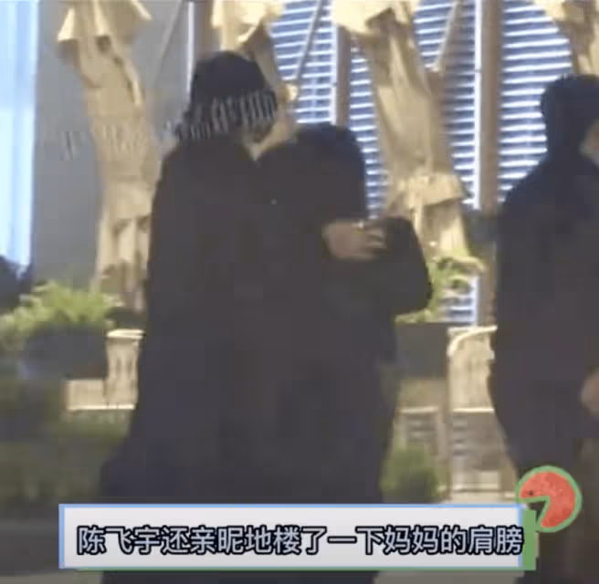 陳飛宇陪媽媽陳紅逛街，一家人與黃曉明聚餐，疑似再談新合作