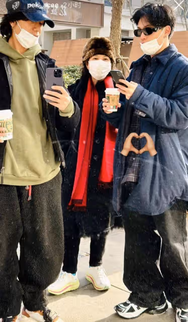 陳坤兒子罕見曬全家福！個子高挑氣質佳，長相帥氣與爸爸似兄弟