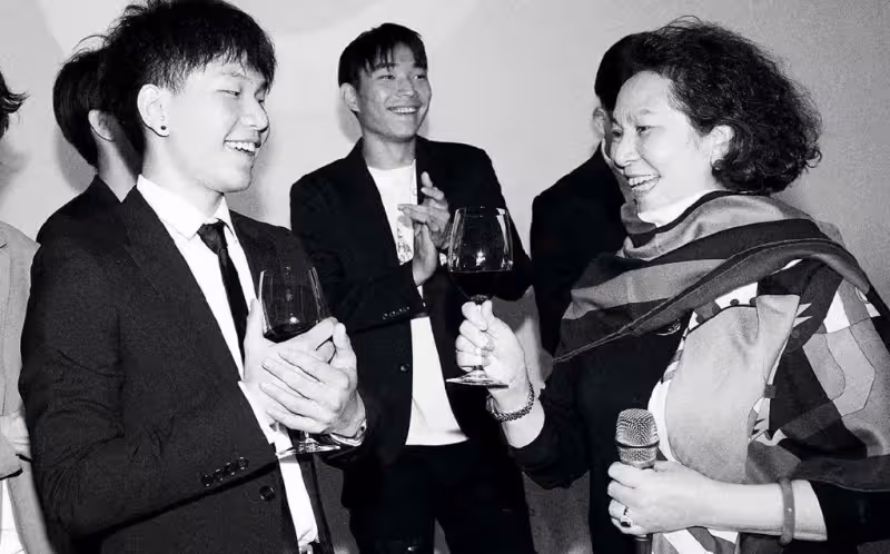 陳坤兒子罕見曬全家福！個子高挑氣質佳，長相帥氣與爸爸似兄弟
