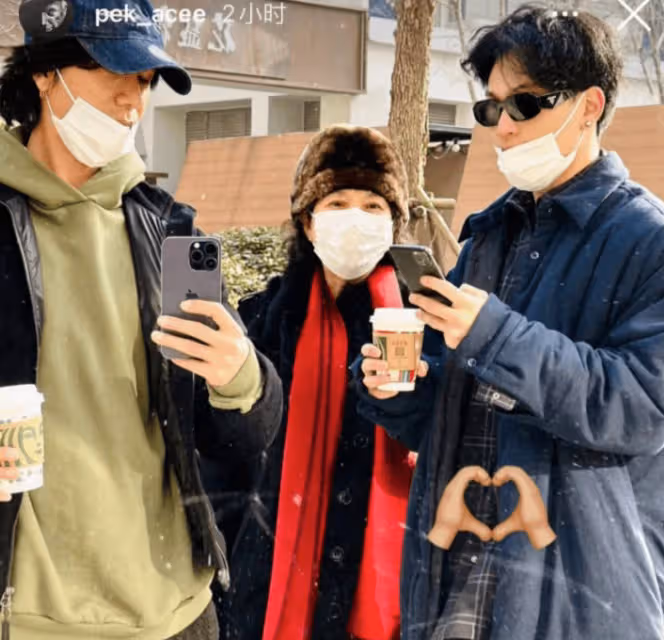 陳坤兒子罕見曬全家福！個子高挑氣質佳，長相帥氣與爸爸似兄弟