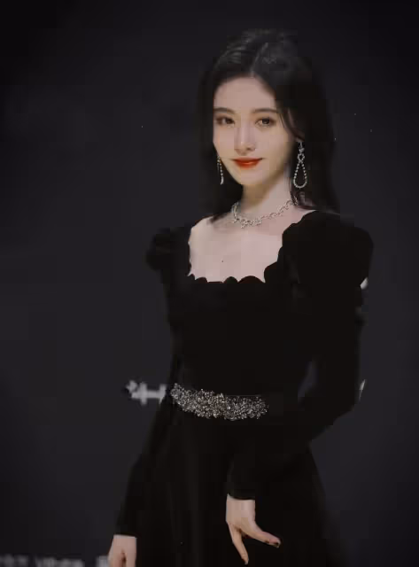 鞠婧禕究竟有多撩人？穿復古絲絨長裙，腰圍細得懷疑人生