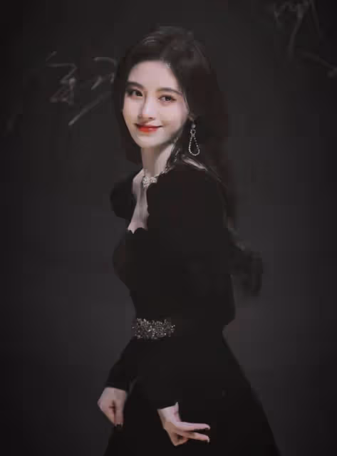 鞠婧禕究竟有多撩人？穿復古絲絨長裙，腰圍細得懷疑人生