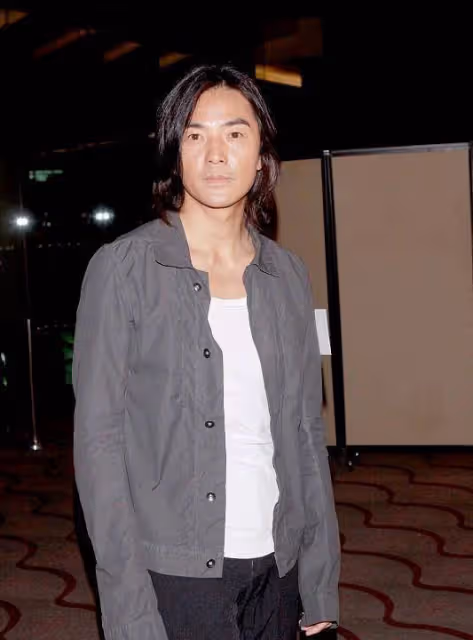 他曾是鄭伊健的保鏢, 在最窮時妻子嫁給他, 如今是銀幕特種兵王