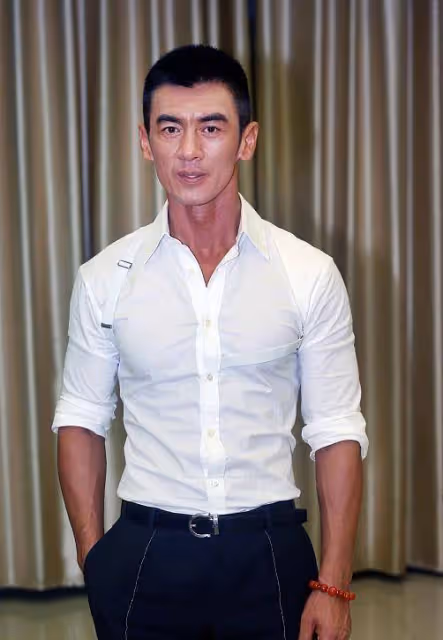 他曾是鄭伊健的保鏢, 在最窮時妻子嫁給他, 如今是銀幕特種兵王