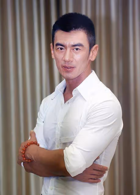 他曾是鄭伊健的保鏢, 在最窮時妻子嫁給他, 如今是銀幕特種兵王