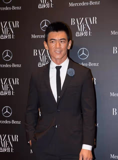 他曾是鄭伊健的保鏢, 在最窮時妻子嫁給他, 如今是銀幕特種兵王