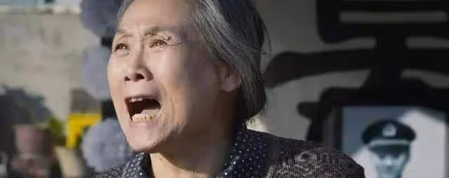 62歲被兒子引導進演藝圈，拍兩部電影票房超85億，如今比兒子還紅