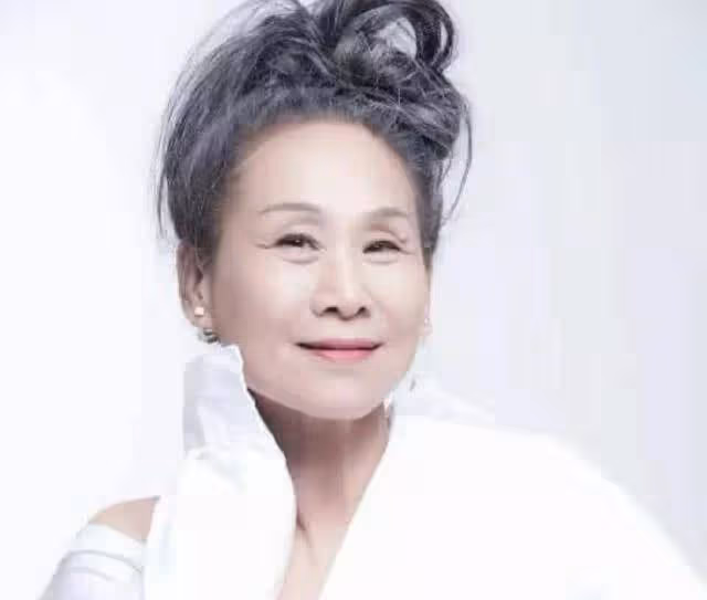 62歲被兒子引導進演藝圈，拍兩部電影票房超85億，如今比兒子還紅