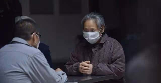 62歲被兒子引導進演藝圈，拍兩部電影票房超85億，如今比兒子還紅