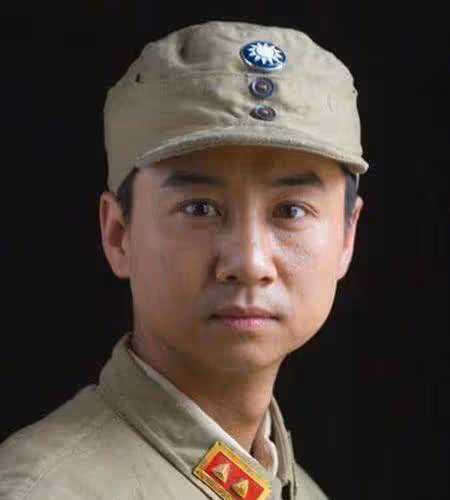 62歲被兒子引導進演藝圈，拍兩部電影票房超85億，如今比兒子還紅