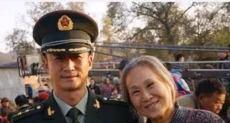 62歲被兒子引導進演藝圈，拍兩部電影票房超85億，如今比兒子還紅