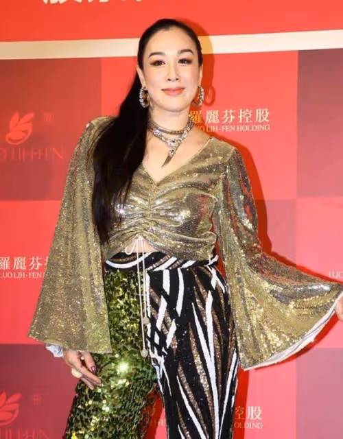 鍾麗緹真敢穿， 露臍上衣顯小肚子，褲腿一隻一個色，絕了