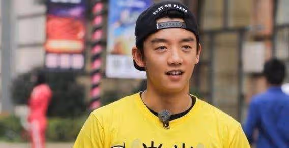 有種「自知之明」叫站C位，發現自己咖位不夠，默默退到後面！