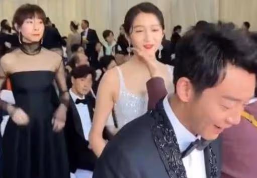 有種「自知之明」叫站C位，發現自己咖位不夠，默默退到後面！