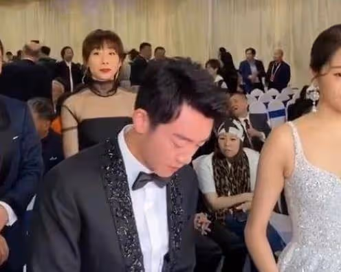 有種「自知之明」叫站C位，發現自己咖位不夠，默默退到後面！