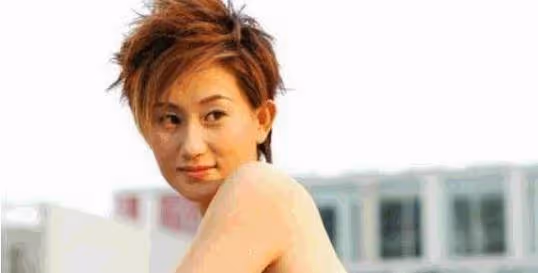 她嫁給了梅艷芳最愛的男人，8年連生3胎，40歲已成這樣
