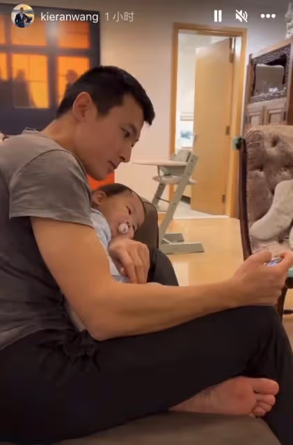 朱珠穿著禮裙修理窗簾，飄窗上堆滿衣服一片狼藉，既精緻又接地氣