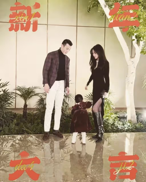 朱珠穿著禮裙修理窗簾，飄窗上堆滿衣服一片狼藉，既精緻又接地氣